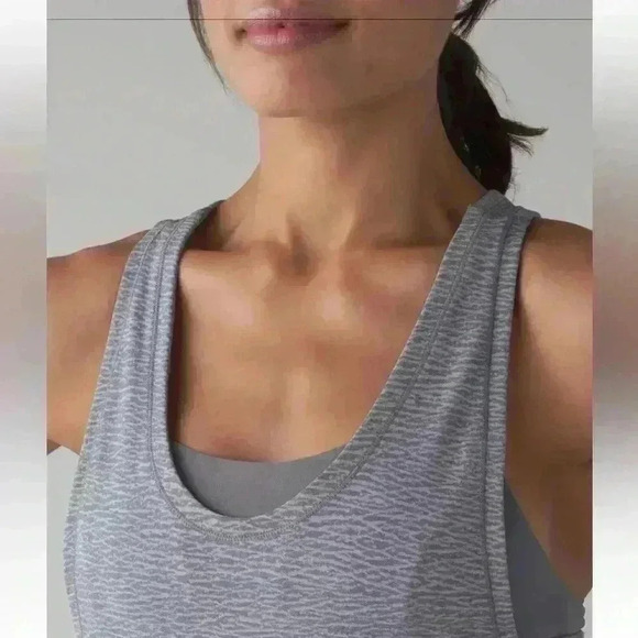 Lululemon Glide and Stride Tank
Sheer Luon Pebble Jacquard V2 Arctic Grey - Picture 5 of 10